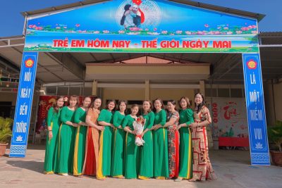 Hưởng ứng ngày Quốc tế phụ nữ 8/3 xin kính chúc các bà, các mẹ, các cô giáo, các chị và các bé gái ngày lễ thật vui vẻ, ấm áp, an lành. Tập thể trường Mầm non Vàng Anh và các cháu xin gửi đến bài đồng diễn “Mẹ yêu ơi”.